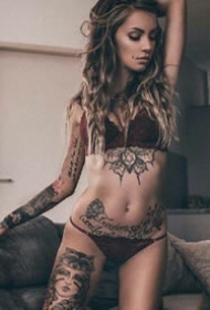 性感的一组欧美美女纹身模特的套图欣赏
