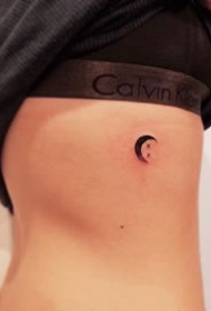 小星月纹身：很简单的小清新星月小纹身图片