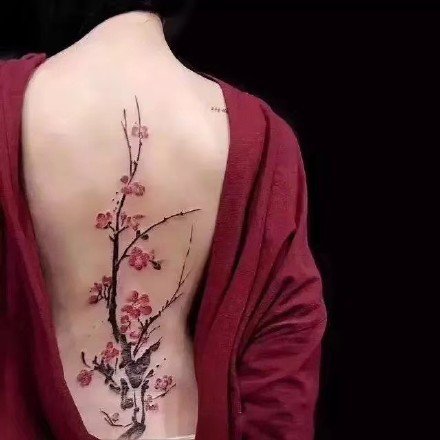 适合女生后背脊椎骨上的漂亮的脊柱纹身