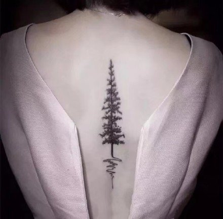 适合女生后背脊椎骨上的漂亮的脊柱纹身