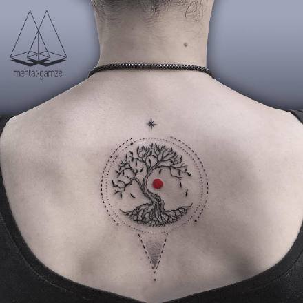 后背带红色小点的一组创意点刺纹身图案