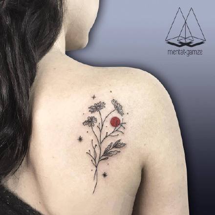 后背带红色小点的一组创意点刺纹身图案