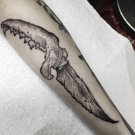 纹在手臂上的黑灰冷兵器匕首纹身图