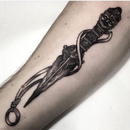 纹在手臂上的黑灰冷兵器匕首纹身图