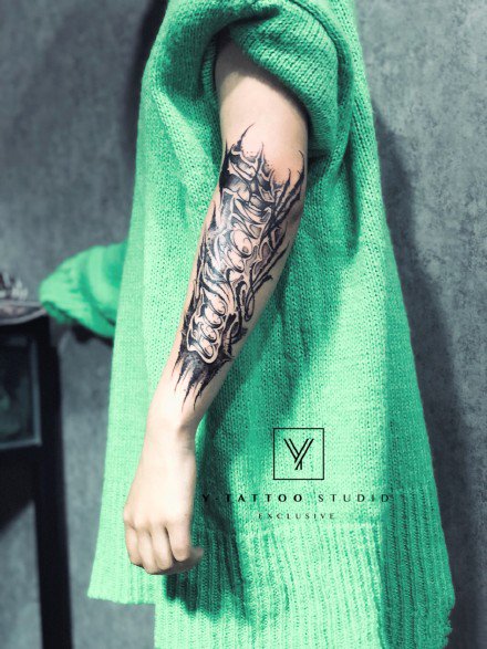 帅气的一组暗黑花体字纹身赏析