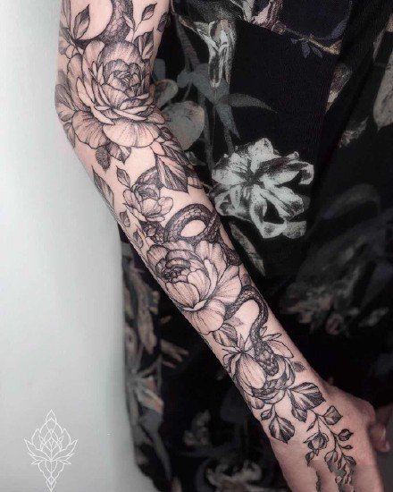 小蛇纹身：适合女士的一组黑灰纹身小蛇图案