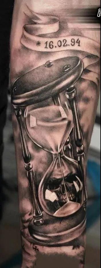 沙漏纹身：珍惜时间的一组沙漏纹身作品