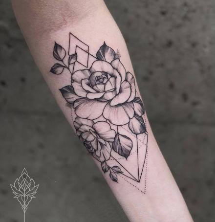 点刺花卉：18张点刺风格的花卉纹身图案