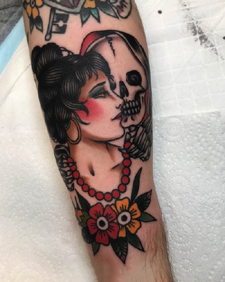 手臂上个性的oldschool纹身图案9张