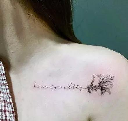 女生锁骨处的一组唯美小清新纹身图案