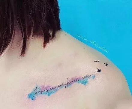 女生锁骨处的一组唯美小清新纹身图案