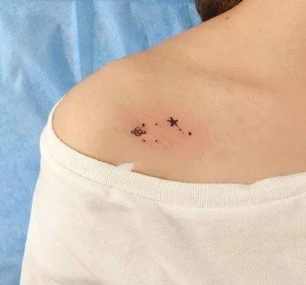 女生锁骨处的一组唯美小清新纹身图案