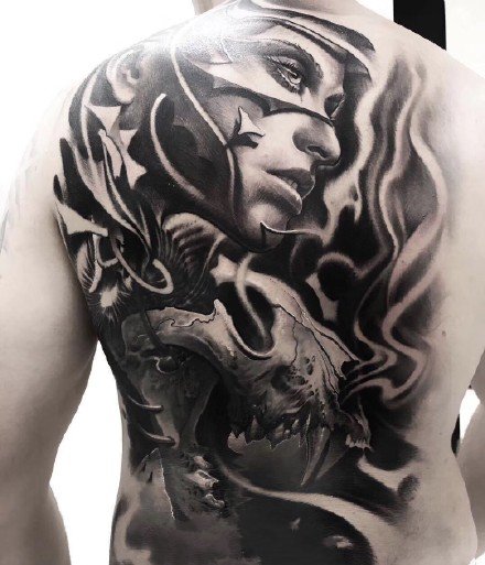 欧美黑灰写实的大面积纹身图案