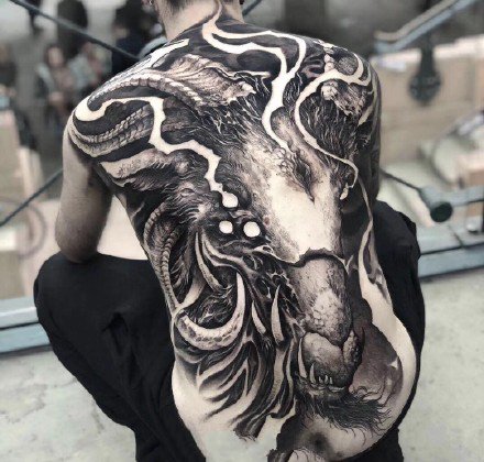 欧美黑灰写实的大面积纹身图案