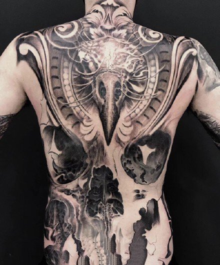 欧美黑灰写实的大面积纹身图案