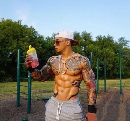 18张肌肉做衬的纹身帅哥图片欣赏