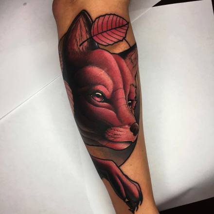 暗红系的一组大腿动物纹身作品图案