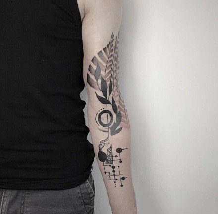 很富有设计感的手臂黑白色创意纹身图案