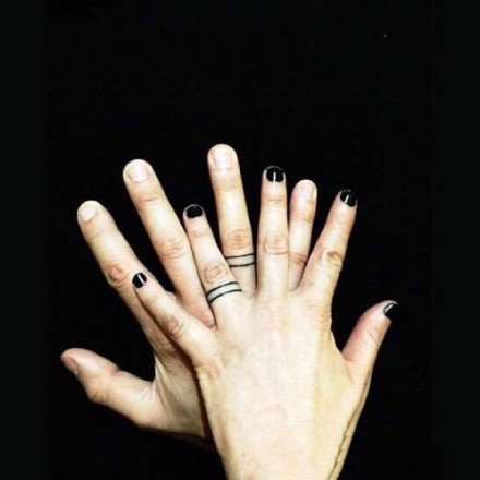 18组情侣手指的成对戒指等纹身图案