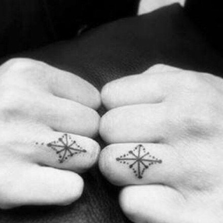 18组情侣手指的成对戒指等纹身图案