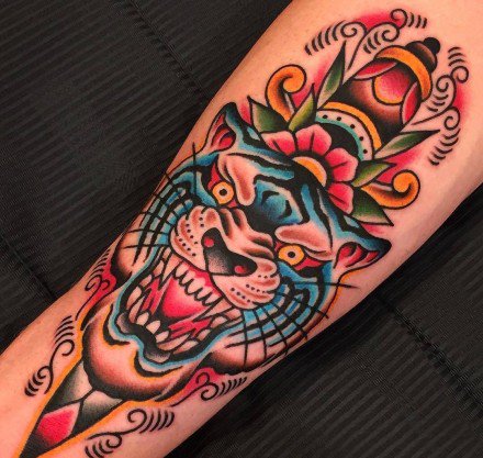 红色调的一组手臂old school风格的纹身图片