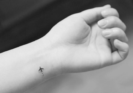 超简约不显眼的迷你小飞机纹身图案