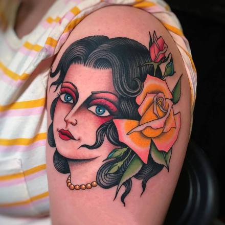 old school风格的红色调女郎纹身图案