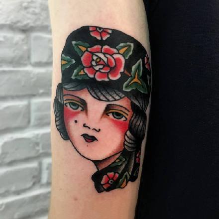 old school风格的红色调女郎纹身图案