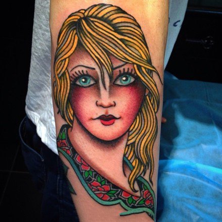 old school风格的红色调女郎纹身图案