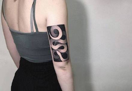 个性的一组手臂上黑灰创意纹身图片