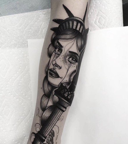 手臂上经典的点刺黑灰女郎纹身图案
