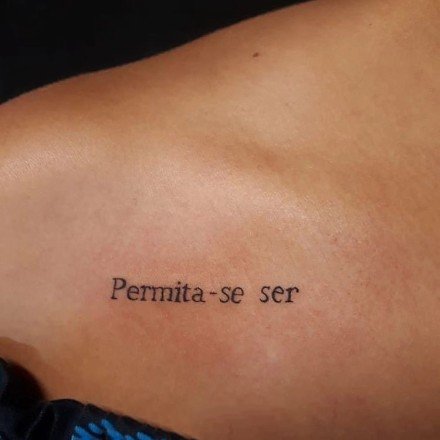 超简约的一组小清新英文字母纹身9张