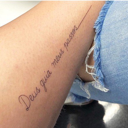 超简约的一组小清新英文字母纹身9张