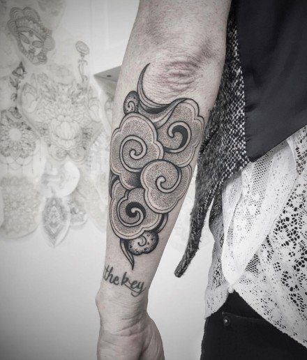 传统风格的一组祥云云朵纹身图案