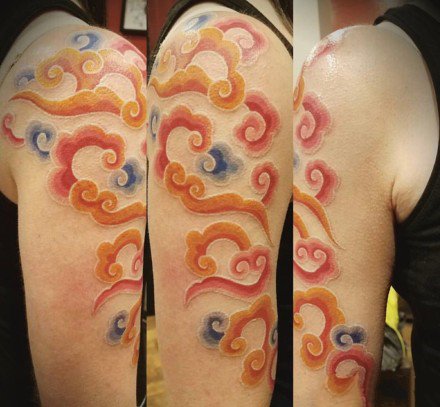 传统风格的一组祥云云朵纹身图案