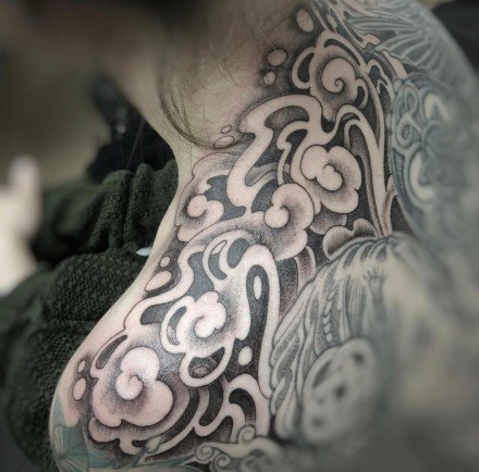 传统风格的一组祥云云朵纹身图案