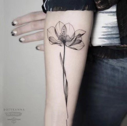 手臂上的黑灰花朵纹身图案18张