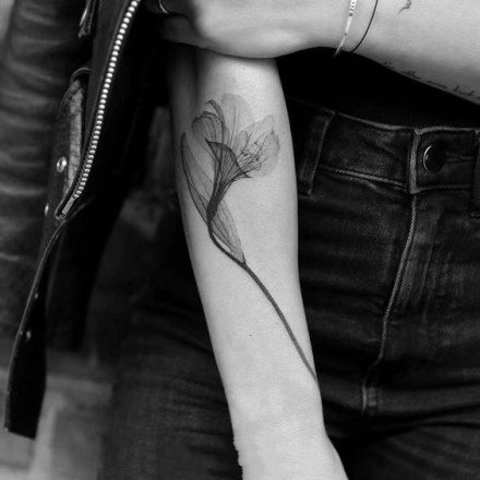 手臂上的黑灰花朵纹身图案18张