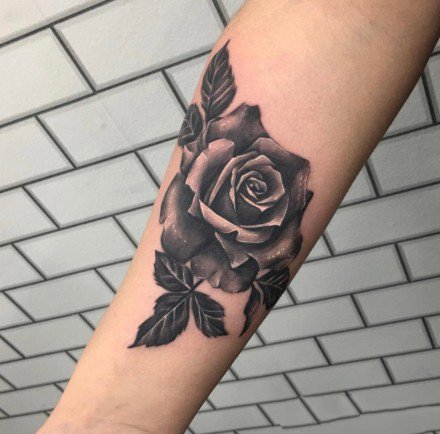 手臂上的黑灰花朵纹身图案18张