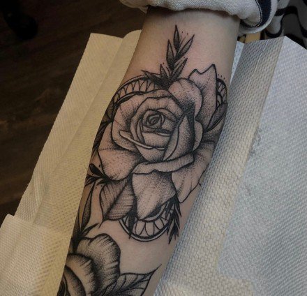 手臂上的黑灰花朵纹身图案18张