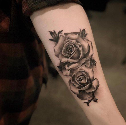 手臂上的黑灰花朵纹身图案18张