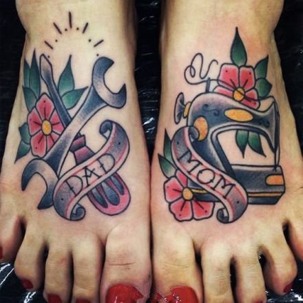 脚背上的oldschool彩色纹身图案