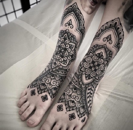 一组环绕手臂脚部的繁花图腾臂环纹身