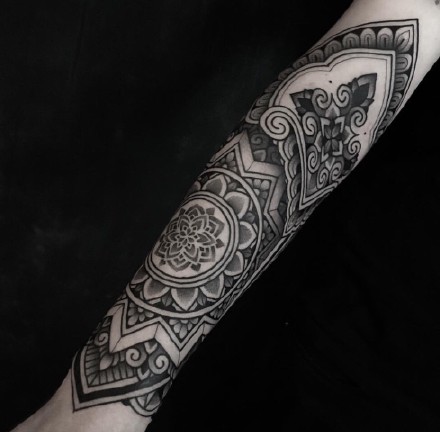 一组环绕手臂脚部的繁花图腾臂环纹身