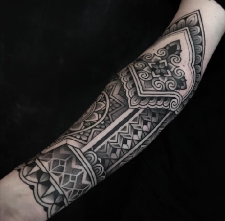 一组环绕手臂脚部的繁花图腾臂环纹身