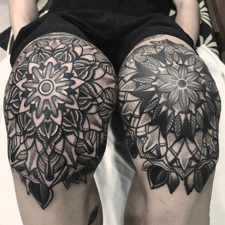 膝盖上的黑色点刺梵花图腾纹身作品图案