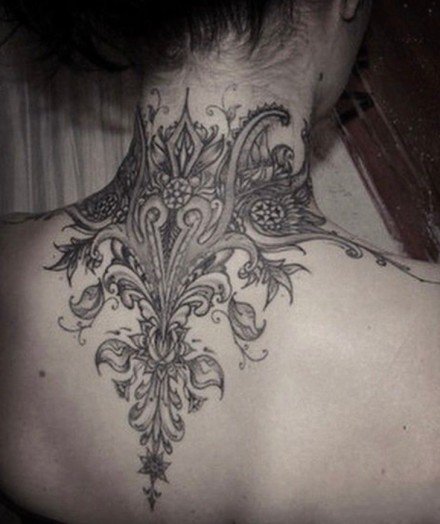 美腻的女生后颈部点刺繁花纹身图案