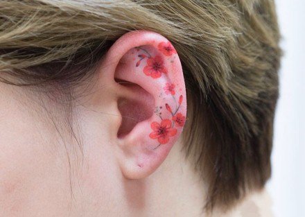 一组耳朵上的超简约小艺术纹身图