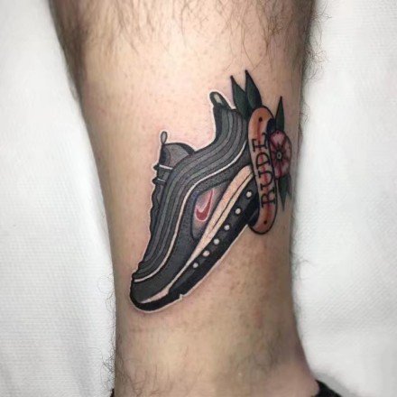 运动爱好者的个性球鞋纹身图案