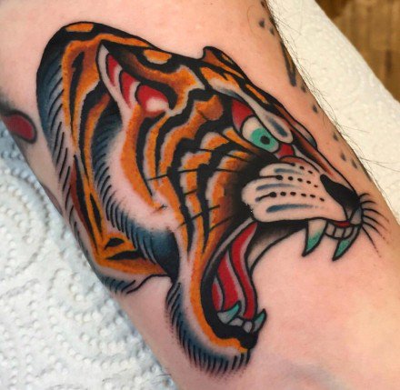 oldschool黄红色调的老虎头纹身图案